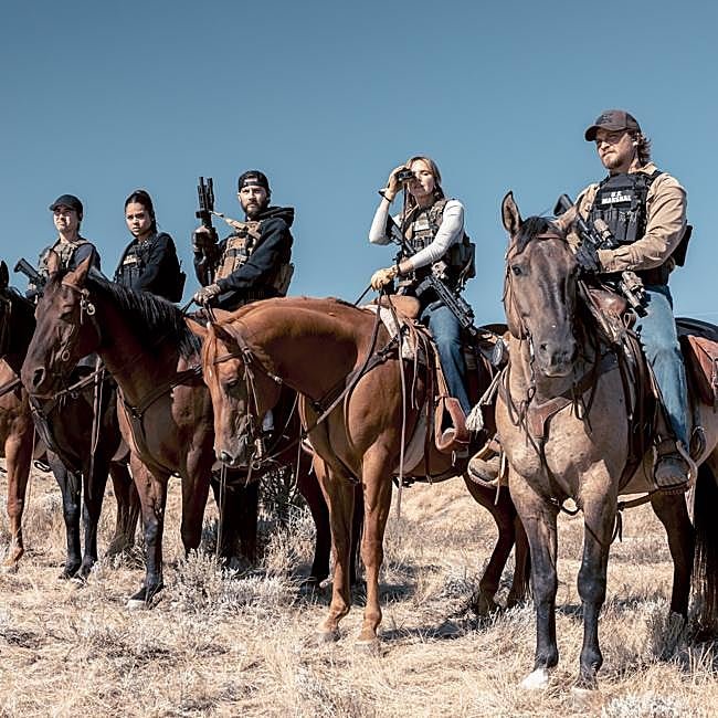 A la derecha Luke Grimes como Kayce Dutton junto a sus nuevos compañeros de trabajo en Marshals: Una historia de Yellowstone.