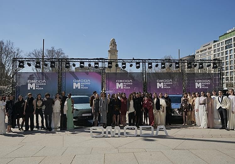Los modelos con posan con todos los looks del desfile inaugural de OMODA Madrid es Moda.