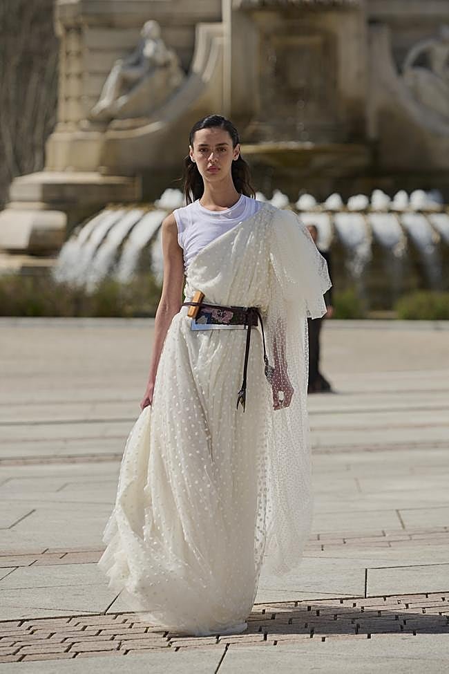 En este look, Juan Duyos ha integrado en el cinturón a modo de accesorio de lujo un dispositivo de Glo™*.