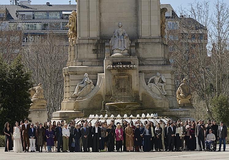 Al finalizar este desfile inaugural las modelos han posado frente a la icónica fuente de Plaza de España junto a los diseñadores participantes y las autoridades de OMODA Madrid es Moda, ACME y el Ayuntamiento de Madrid.