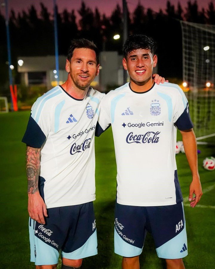 Lionel Messi y Tomás Aranda en la práctica de la Selección Argentina. (Foto: @tomas_aranda7)