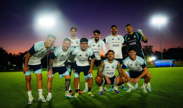 Tomás Aranda con Lionel Messi y otros jugadores de la Selección Argentina. (Foto: @tomas_aranda7)