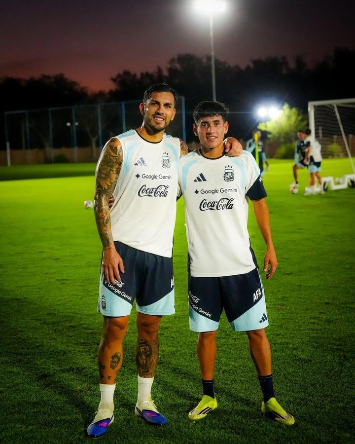 Leandro Paredes y Tomás Aranda, en la práctica de la Selección Argentina. (Foto: @tomas_aranda7)