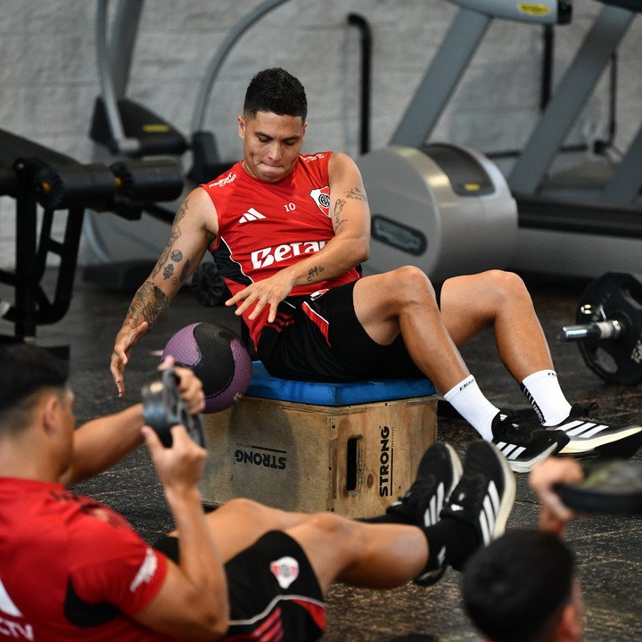 Juan Fernando Quintero volvió a jugar ante Huracán, 18 días después de su desgarro contra Vélez (Foto
Prensa River)