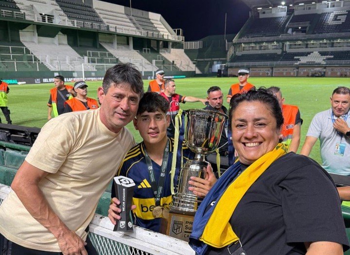 Tomás Aranda, con la Copa de la Reserva y en medio de sus papás.