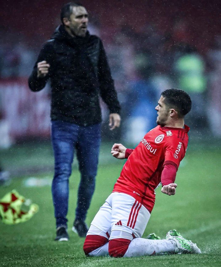 Bustos, con Coudet de fondo en el Inter (IG Fabricio Bustos).