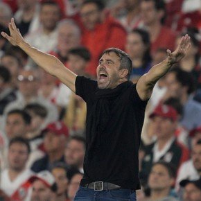 La ruta de Coudet rumbo al día Chacho: viaje, firma, presentación y primer entrenamiento en River