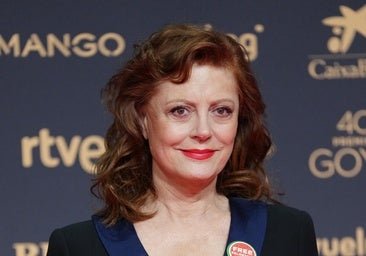 Susan Sarandon recibe el Goya Internacional y rinde homenaje a Giorgio Armani con un vestido de inspiración sastre