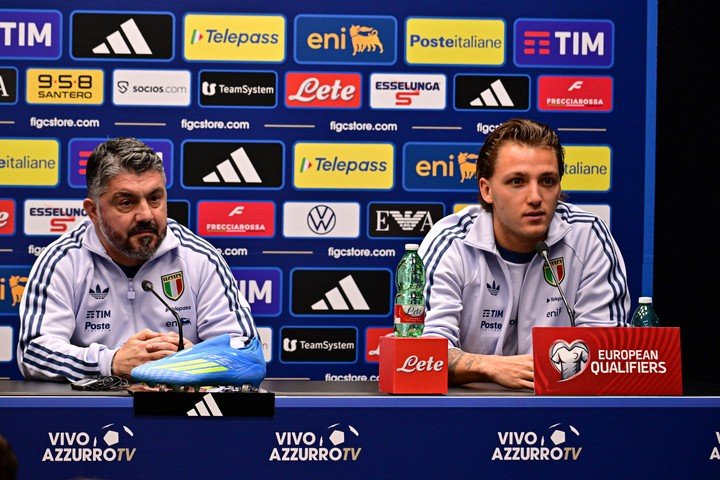 El entrenador de Italia, Gennaro Gattuso, y el argentino nacionalizado, Mateo Retegui (ANSA).