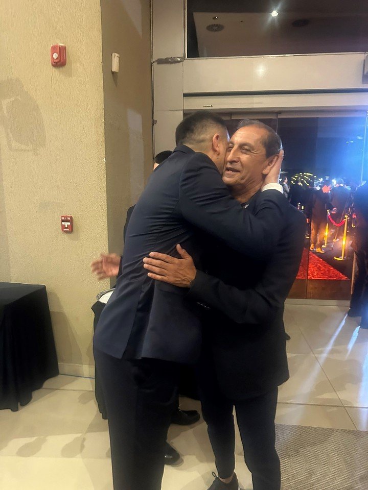 Abrazo de Riquelme con el Pelado Díaz.