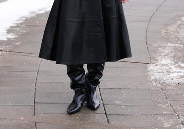 Vuelven los botines arrugados: el zapato de los 2000 que pisa con fuerza antes de primavera