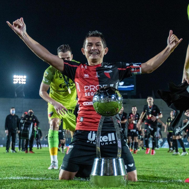 El Pulga con la copa.