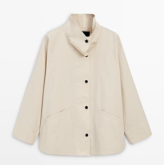 Gabardina corta cruda, 99,95 euros.