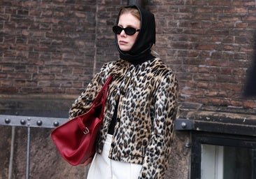 Pantalones blancos para refrescar tus looks de invierno