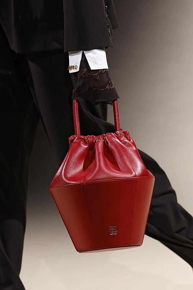 El bolso tinaja, como accesorio clave del desfile de SIMORRA.