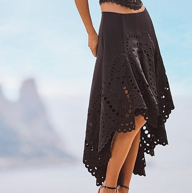 Falda con detalles de encaje de Charo Ruiz, 396 euros.
