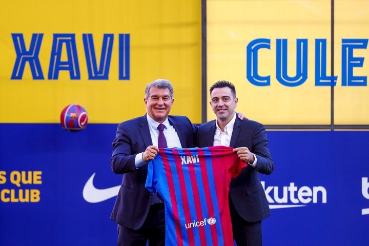 Xavi Hernández en noviembre de 2021, al asumir en el Barcelona, con Laporta. 