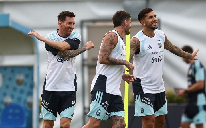 Todo risas: la Scaloneta se prepara para cruzarse con los africanos. (REUTERS/Agustin Marcarian).