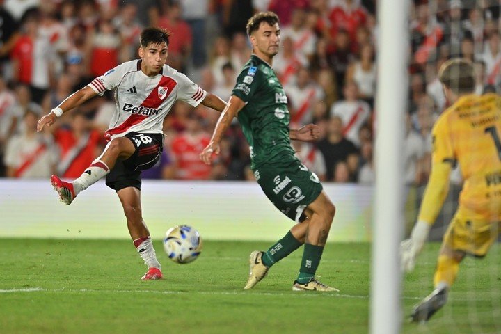 Subiabre puso el 2-0 ante Sarmiento (Prensa River).