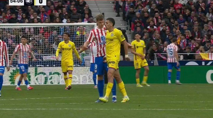 Abdel Abqar fue expulsado por pellizcarle los genitales a Sorloth.