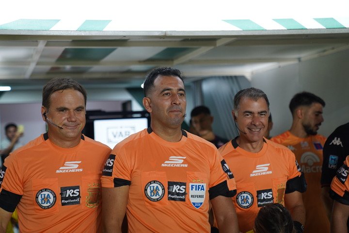  El árbitro Luis Lobo Medina durante Banfield - Tigre (Martín Bonetto). 