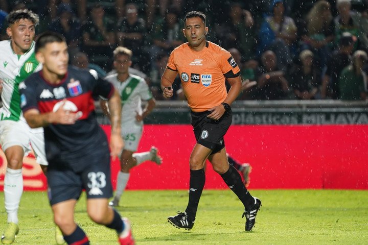  El árbitro Luis Lobo Medina durante Banfield - Tigre (Martín Bonetto). 