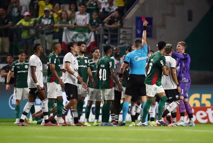 Medina dejó con 10 a su equipo en el final del primer tiempo (REUTERS/Jean Carniel).