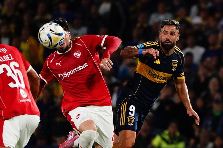 Lomónaco se anticipa a Milton Giménez. (Foto: Emmanuel Fernández)