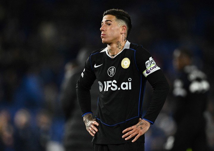 Enzo mira fijo a los hinchas.