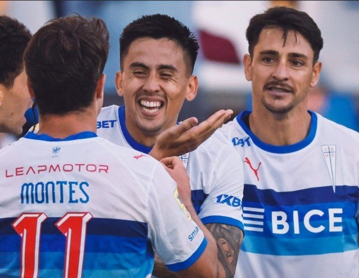 Matías Palavecino festeja su gol para Universidad Católica.