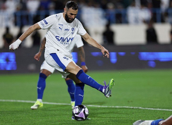 Benzema y un penal por las nubes. (Foto: REUTER)