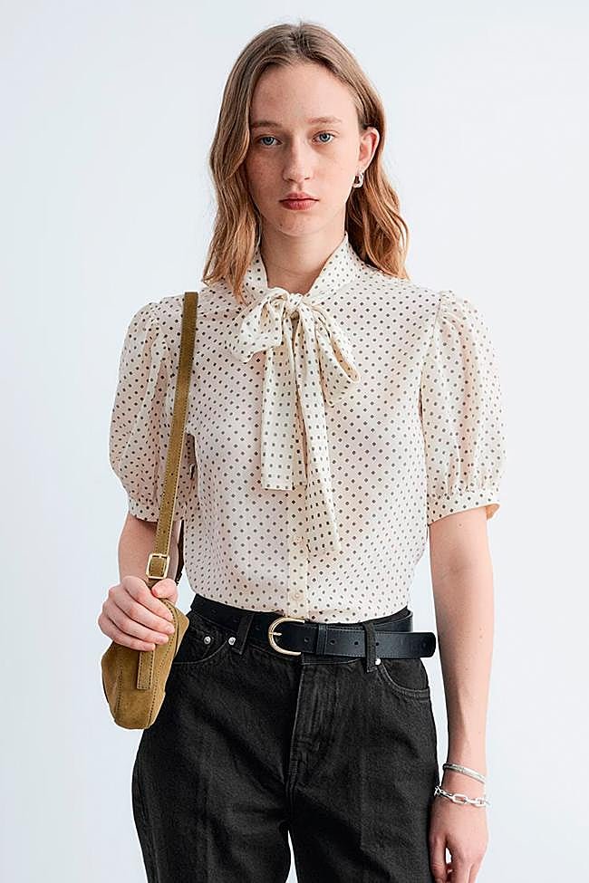 Blusa con estampado de lunares de & Other Stories.