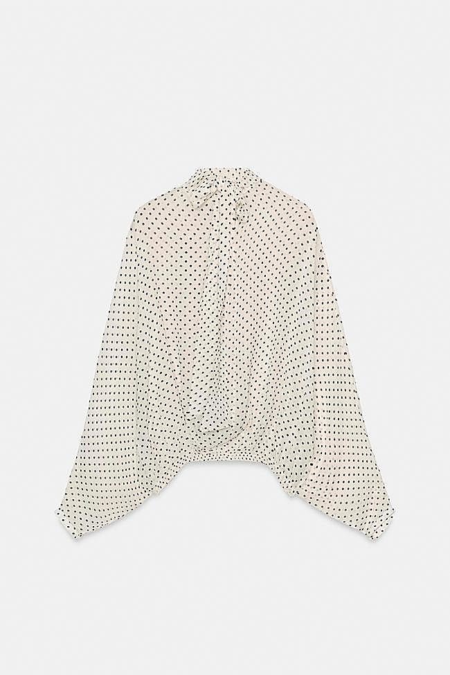 Blusa con estampado de lunares de Zara.