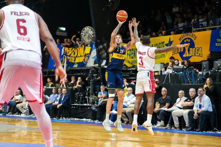 Agustín Barreiro ensaya un triple ante la férrea marca de Bennett en el triunfazo de Boca Juniors sobre Franca para conquistar su primer título de América.
(@BasquetBocaJrs en X).