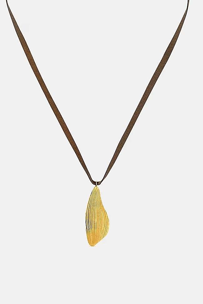 Collar dorado con cordón onaria (57,60€ en El Corte Inglés)