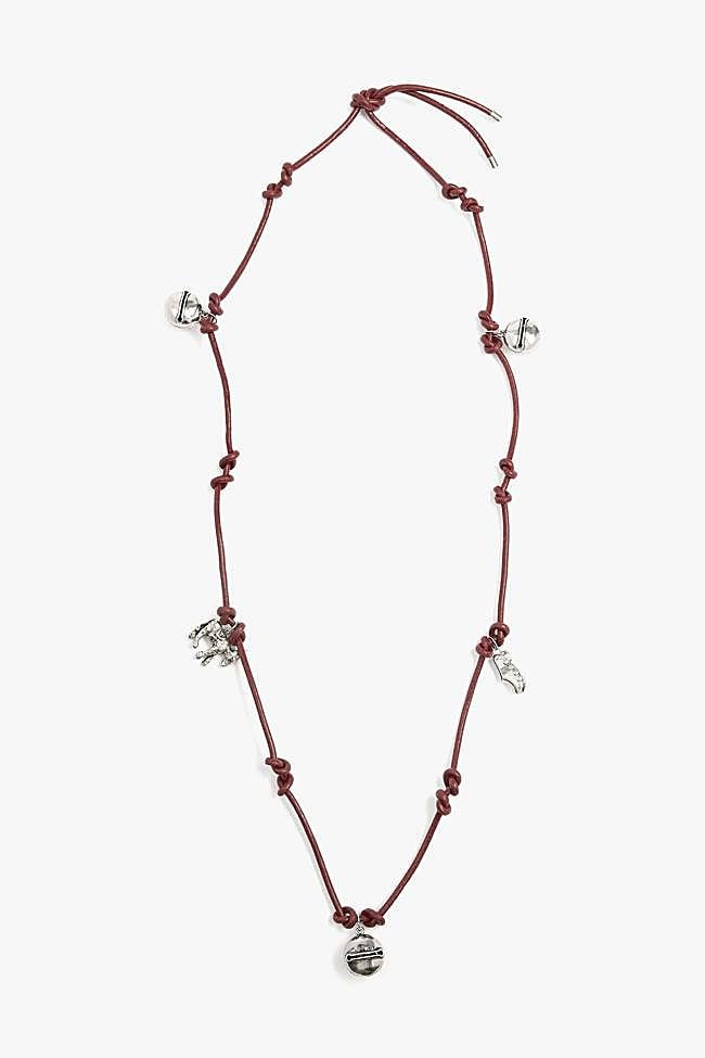 Collar de cordón con charms y cascabeles (19,99€)