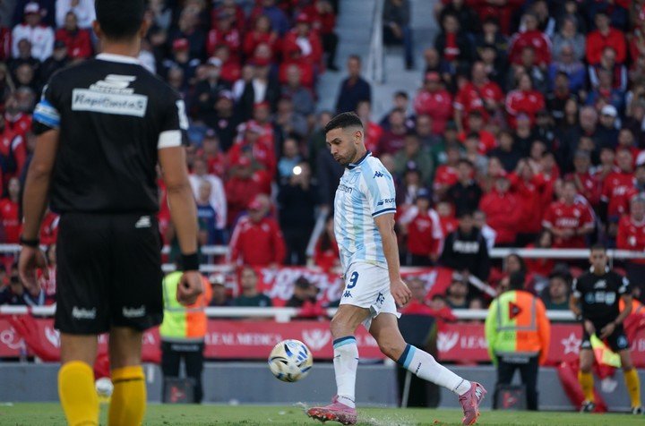 Momento en que Maravilla le pica el penal a Rey (foto Juano Tesone).