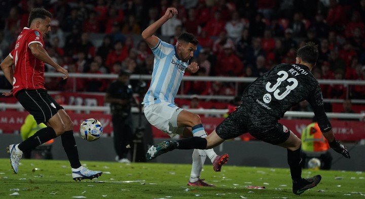 Maravilla se pasa y se pierde otro gol (foto Juano Tesone).