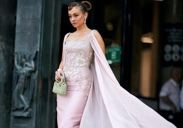 El rosa empolvado es el color favorito de las invitadas y estos son los mejores vestidos para llevarlo