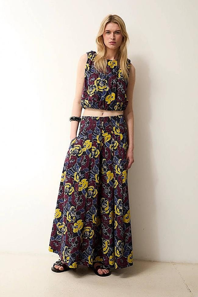 BlTop de algodón con estampado floral (110€) y Pantalón de algodón con estampado floral (160€)