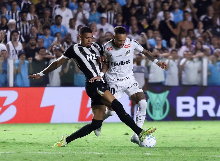Neymar ante el Mineiro. (Foto: Reuters)