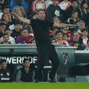 "Mi mamá me caga a pedos...": la divertida respuesta de Coudet en conferencia