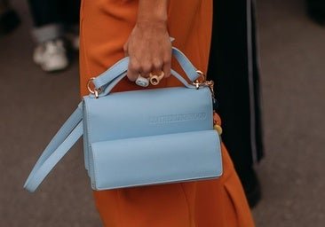 Los accesorios en azul claro que anuncian la llegada de la primavera