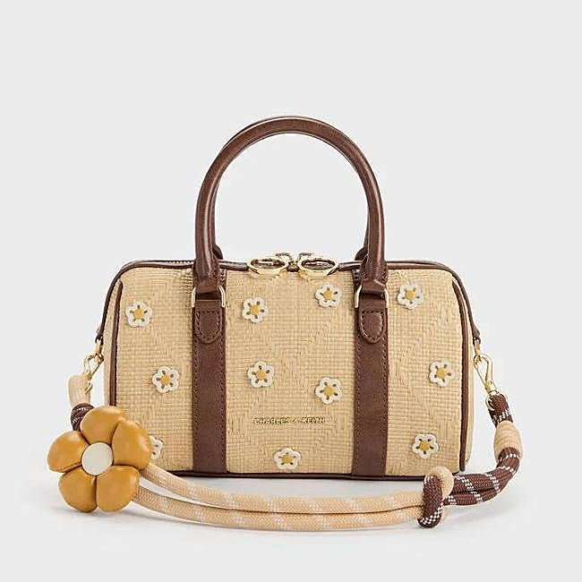 Bolso bowling Philomena de rafia con flores (109€)