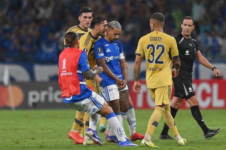 Paredes fue el primero que buscó a Matheus Pereira (EFE).