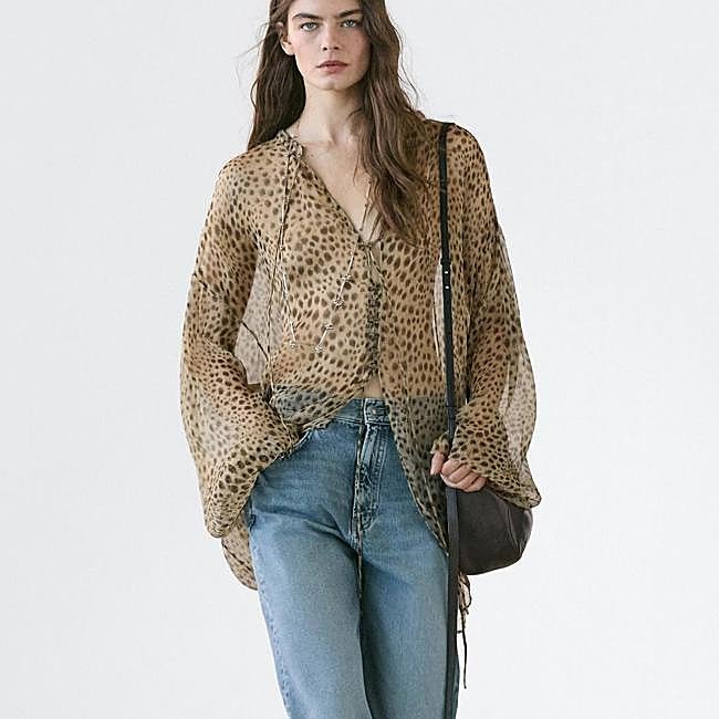 Blusa fluida con print animal suave de Massimo Dutti, 79,95 euros.