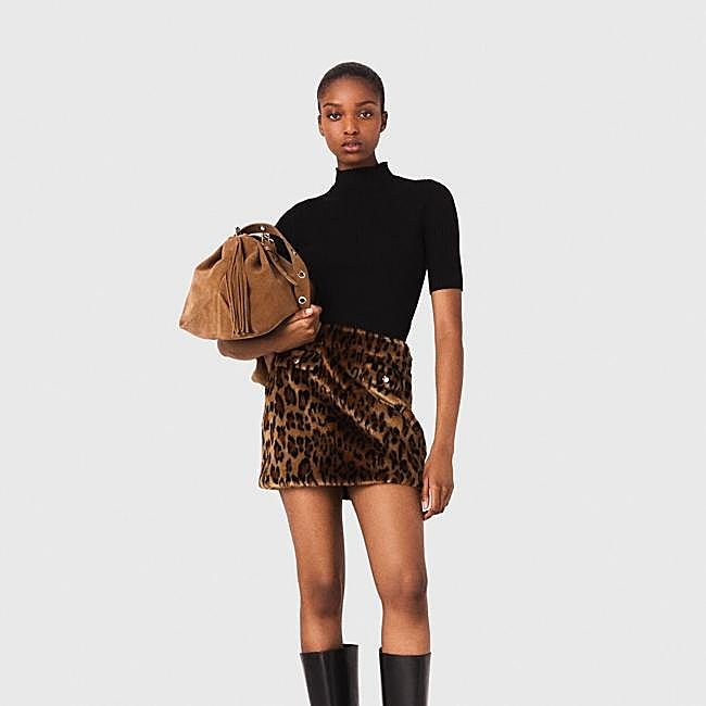 Minifalda animal print con botas altas de Maje, 122,50 euros.