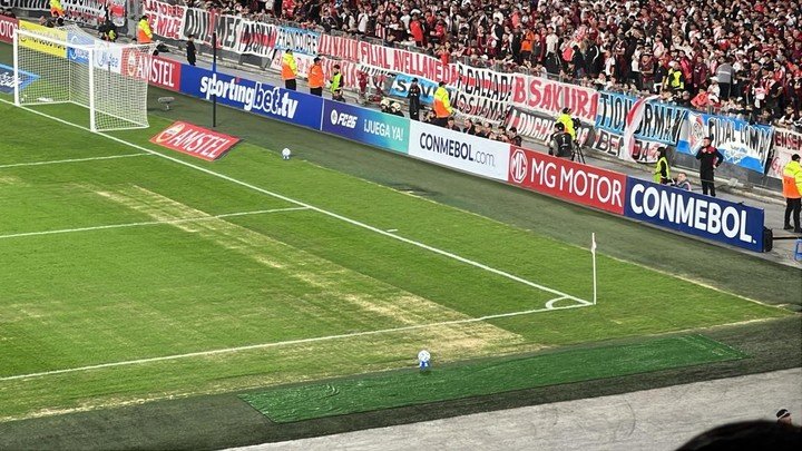 El estado del campo de juego del Monumental.