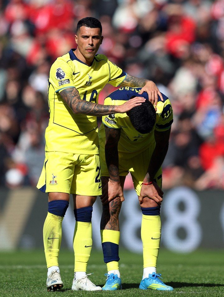 Cristian Romero es consolado por Pedro Porro atras la lesión.