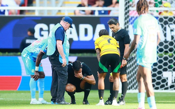 Tello, lesionado en el repechaje de Congo vs. Jamaica. Con él, el eficaz Belatti (REUTERS / Eloísa Sánchez).